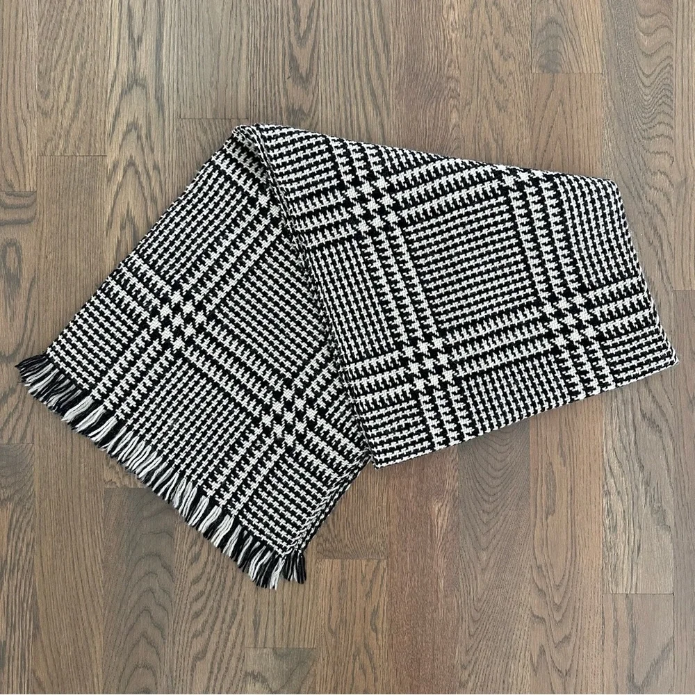 SOLD Anthropologie Vintage 100% Wool Houndstooth Woven Scarf in Black and Cream - Picture 2 of 7